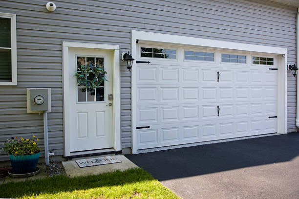 24/7 Emergency Garage Door Panel Replacement experts in Trenton, IL